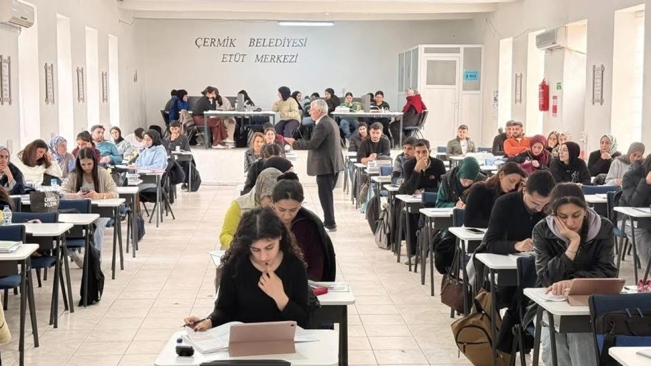 Başkan Karamehmetoğlu, belediye Etüt Merkezinde öğrencilerle bir araya geldi