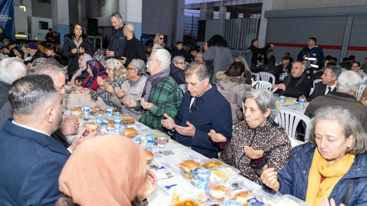 Başkan Tugay binlerce Bucalıyla ramazan sofrasında buluştu