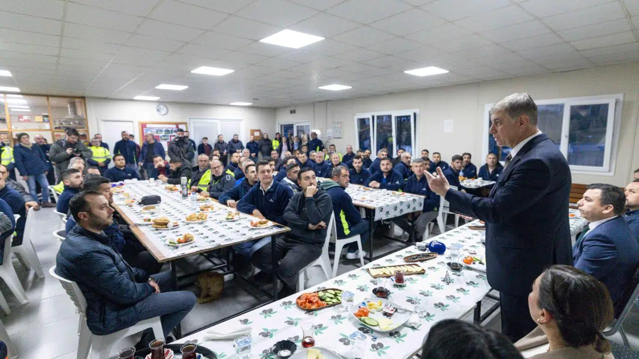Başkan Tugay, mesaiye emekçi ile başladı