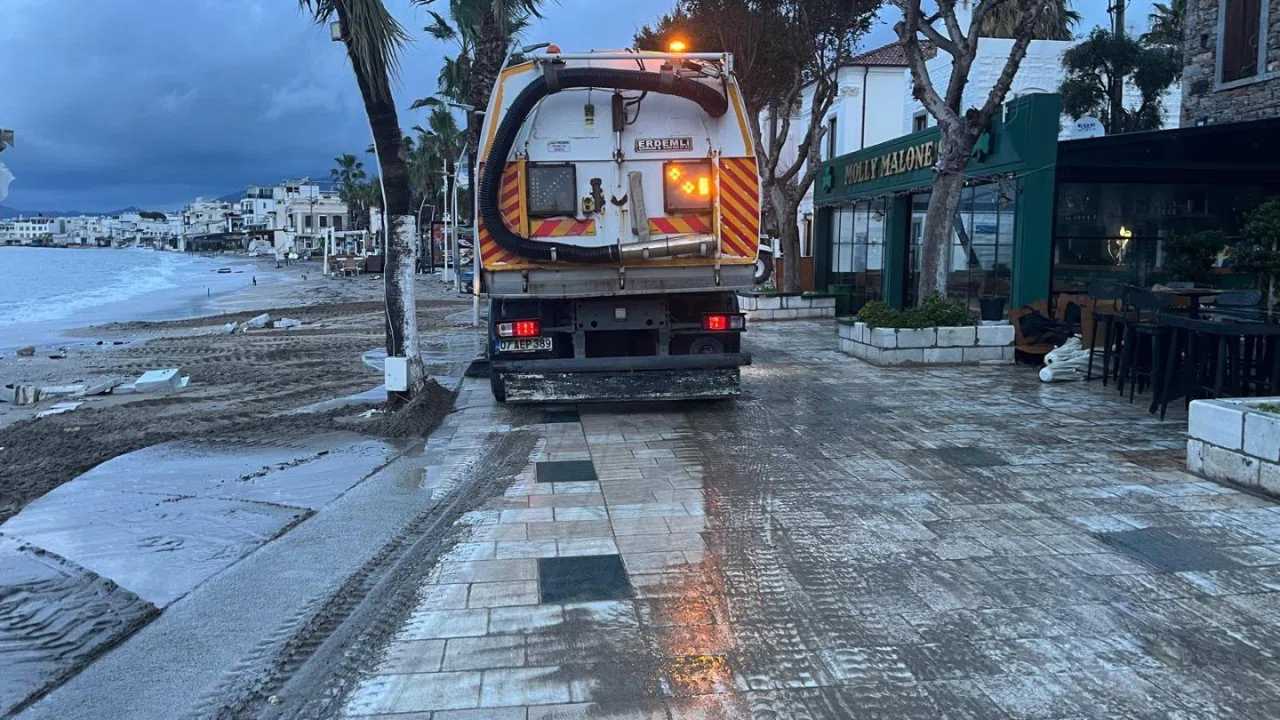 Belediye ekiplerinden fırtına ve yağmur sonrası kapsamlı temizlik