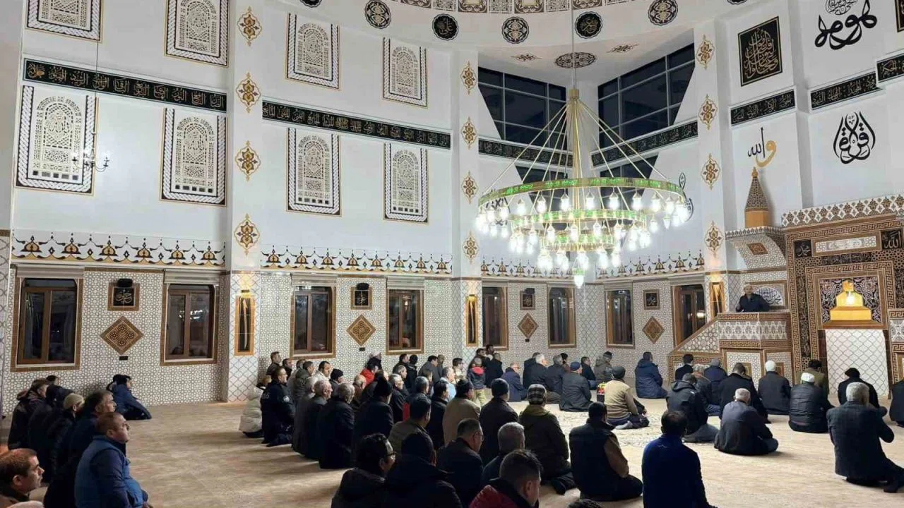 Beyağaç Çarşı Camisi ilk teravihle ibadete açıldı