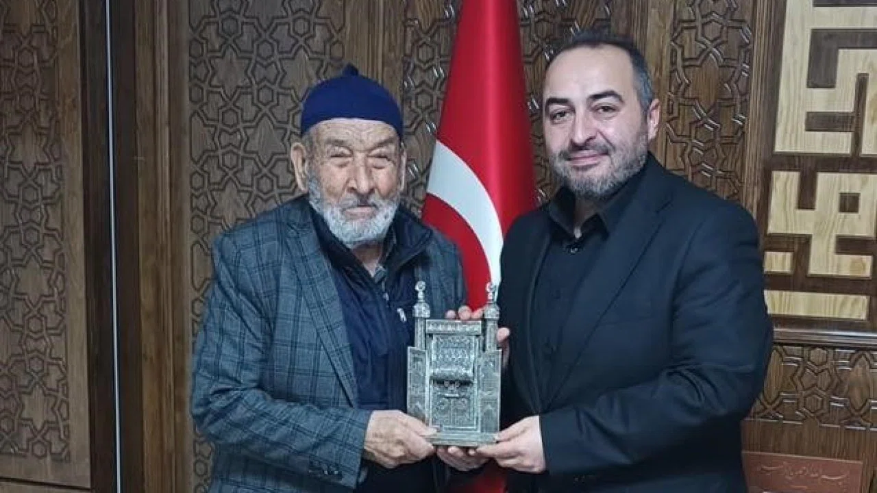 Beyşehir’de 84 yaşındaki vatandaş hafızlık yarışmasında birinci oldu