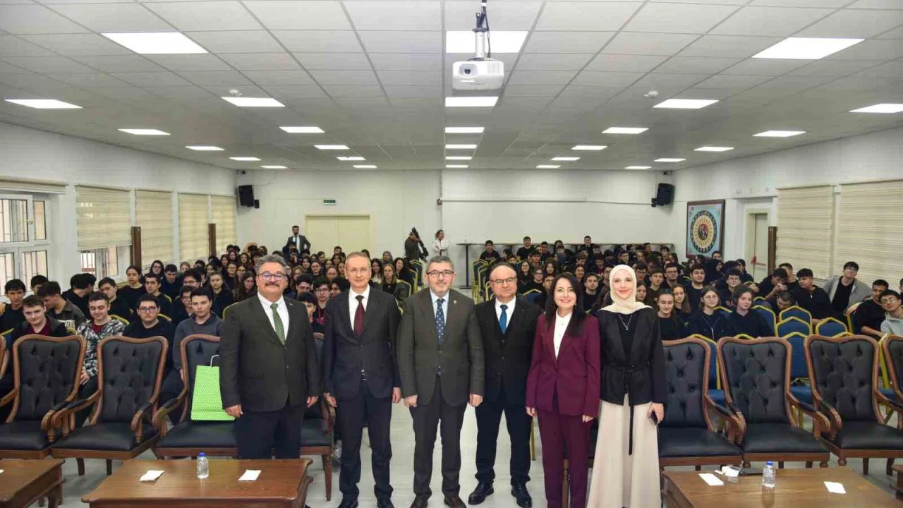 Bilecik’te akademisyenler liselilerle buluştu