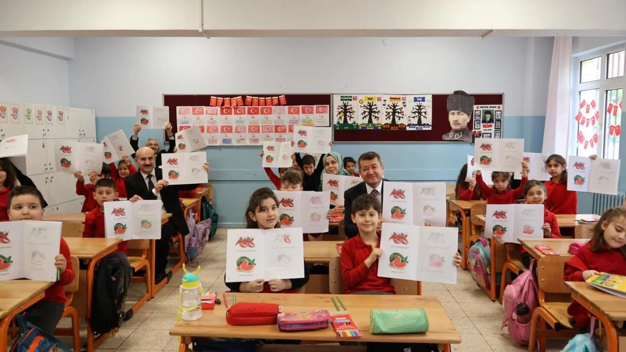 Bilecik’te ‘Bilecik’i Herkes Bilecek’ boyama kitabı öğrencilere dağıtıldı