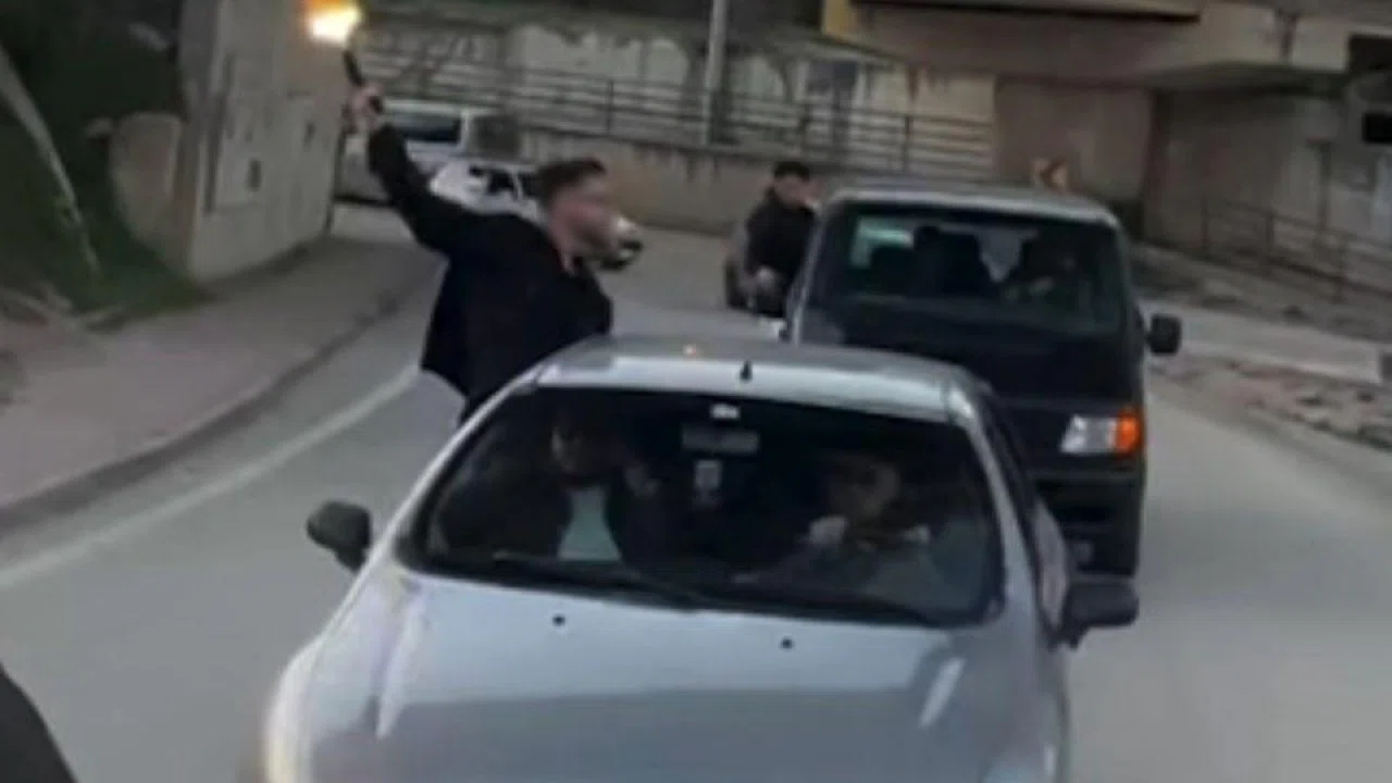 Bilecik’te bir konvoyda havaya ateş eden şahıs pes dedirtti