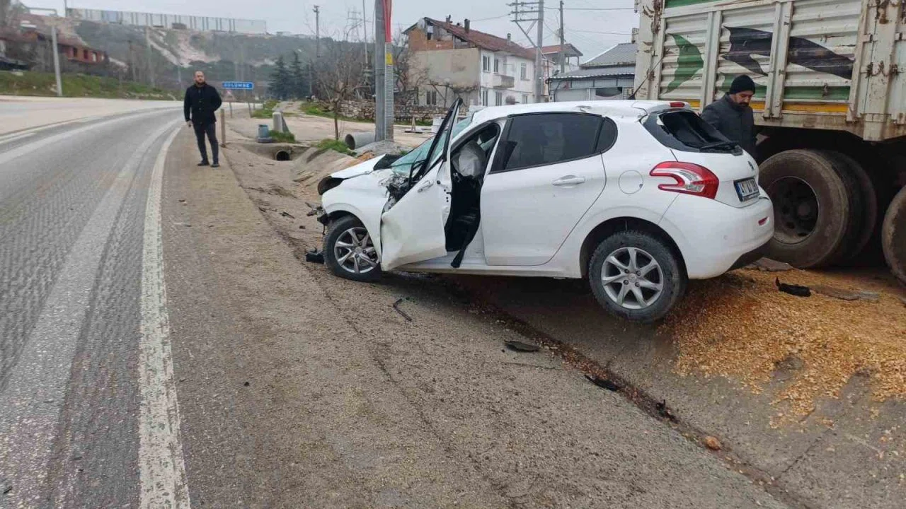 Bilecik’te direksiyon hakimiyetini kaybeden otomobil park halindeki tıra çarptı