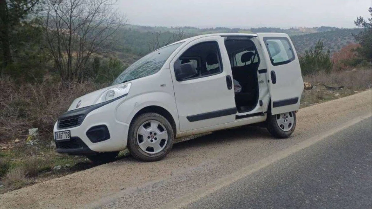 Bilecik’te kontrolden çıkan araç refüje çarparken, sürücüsü yaralandı