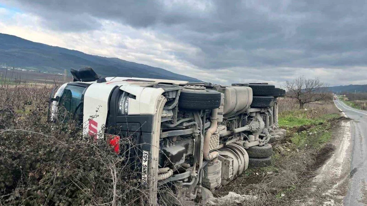 Bilecik’te tır şarampole devrildi