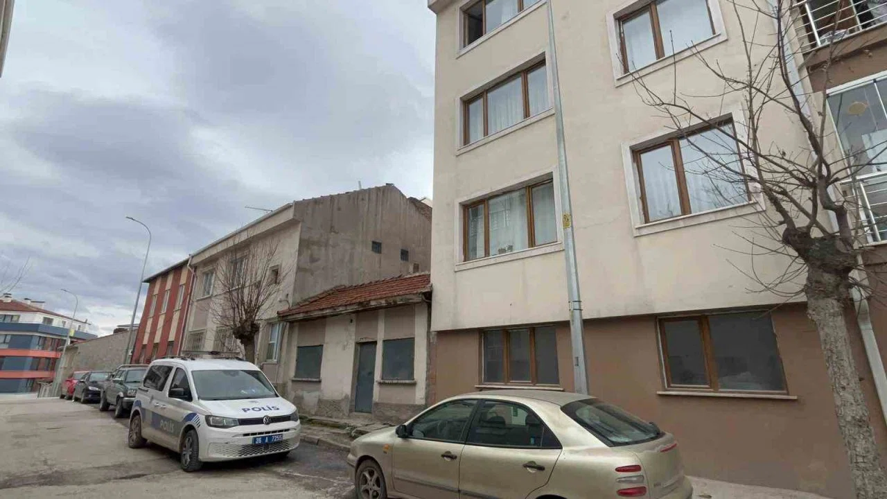 Binanın 3’üncü katındaki dairenin camından aşağı düşen 12 yaşındaki çocuk ağır yaralandı