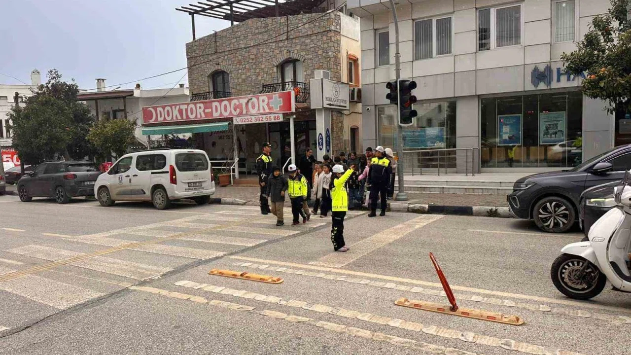 Bodrum’da öğrencilere uygulamalı trafik eğitimi