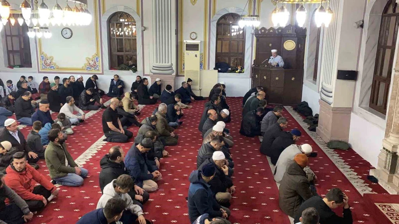 Bolu’da ilk teravih namazında vatandaşlar camilere akın etti