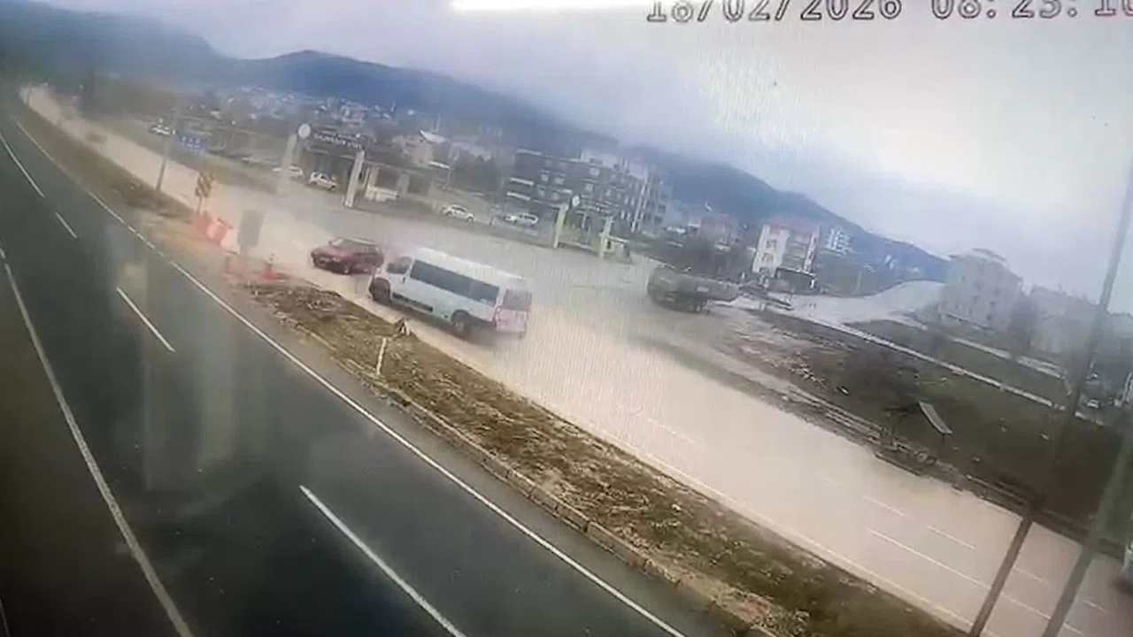 Bolu’da minibüsle çarpışan otomobilin sürücüsü yaralandı: Kaza anı kamerada