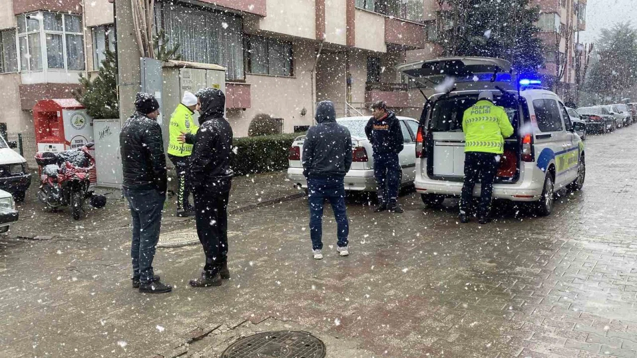 Bolu’da ters yönden gelen motosiklet 2 otomobile çarptı