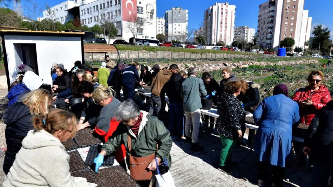 Bornova’da toprak kadınlarla canlanıyor