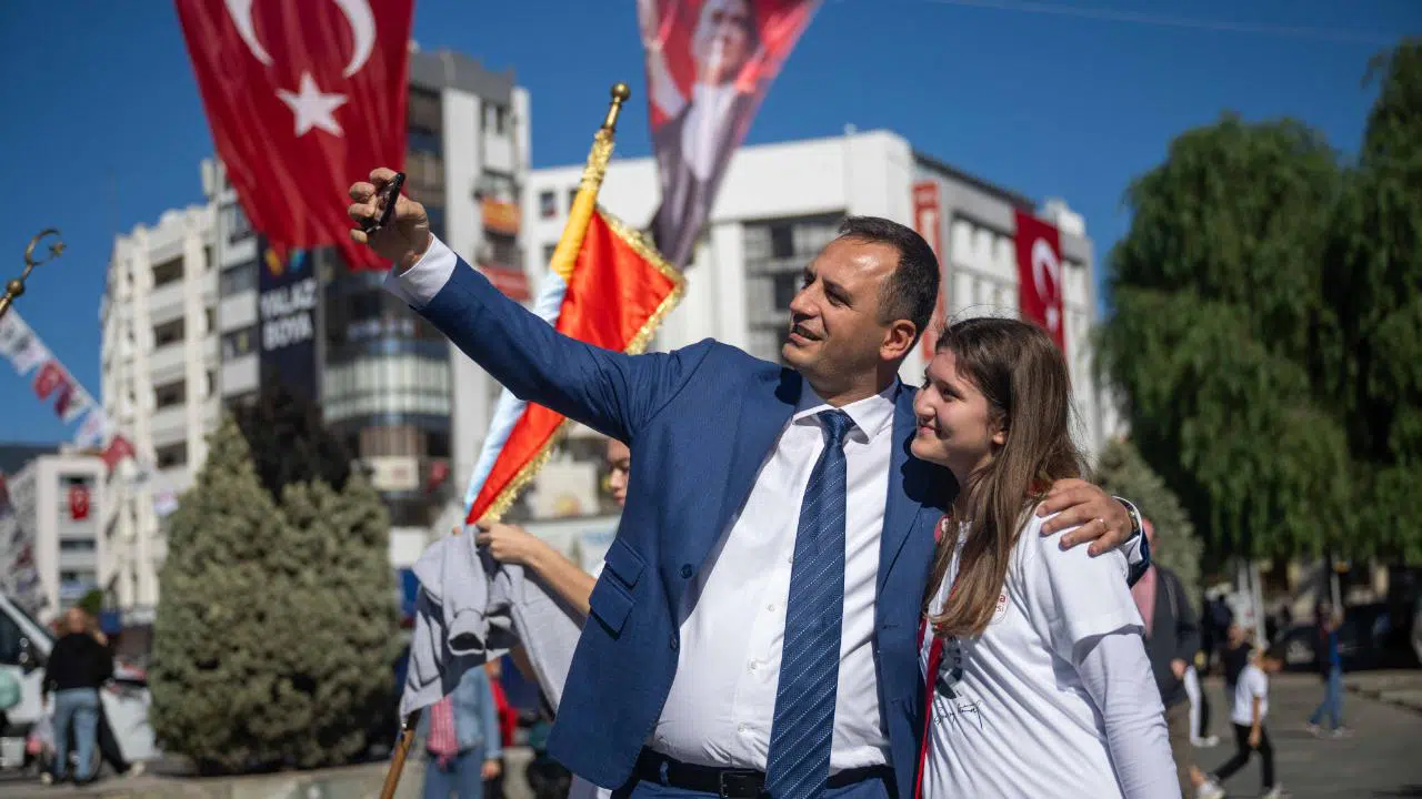 Bornova’dan Gençlere Altın Destek:     Üniversite öğrencileri için şeffaf ve güvenli burs dayanışması başlıyor