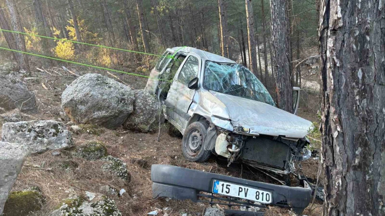 Burdur’da araç şarampole devrildi: 3 yaralı