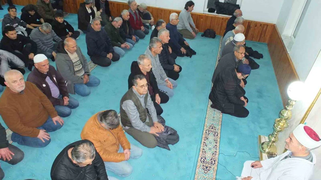 Burhaniye’de ilk teravih de camiler doldu