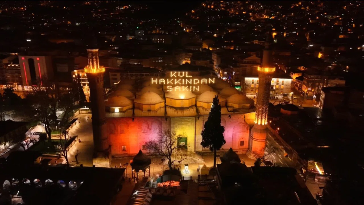 Bursa Ulu Cami’de Ramazan mahyası: "Kul hakkından sakın"