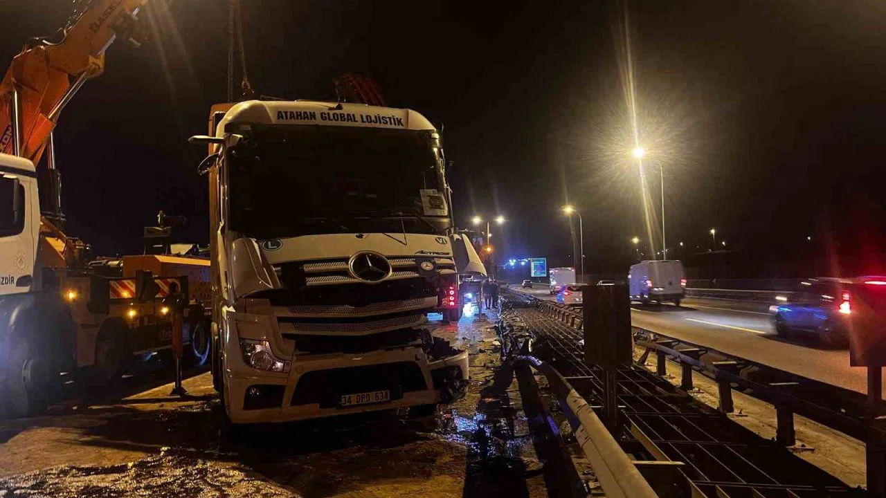 Büyükçekmece TEM Otoyolu’nda tır devrildi: 1 yaralı