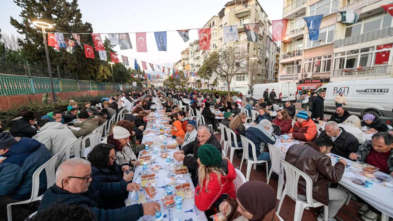 Büyükşehir iftar sofrasını bu kez Karşıyaka’da kurdu