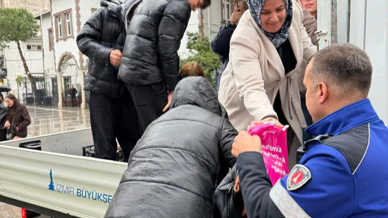 Büyükşehir’in zabıtası İzmirliyi sırtında taşıdı