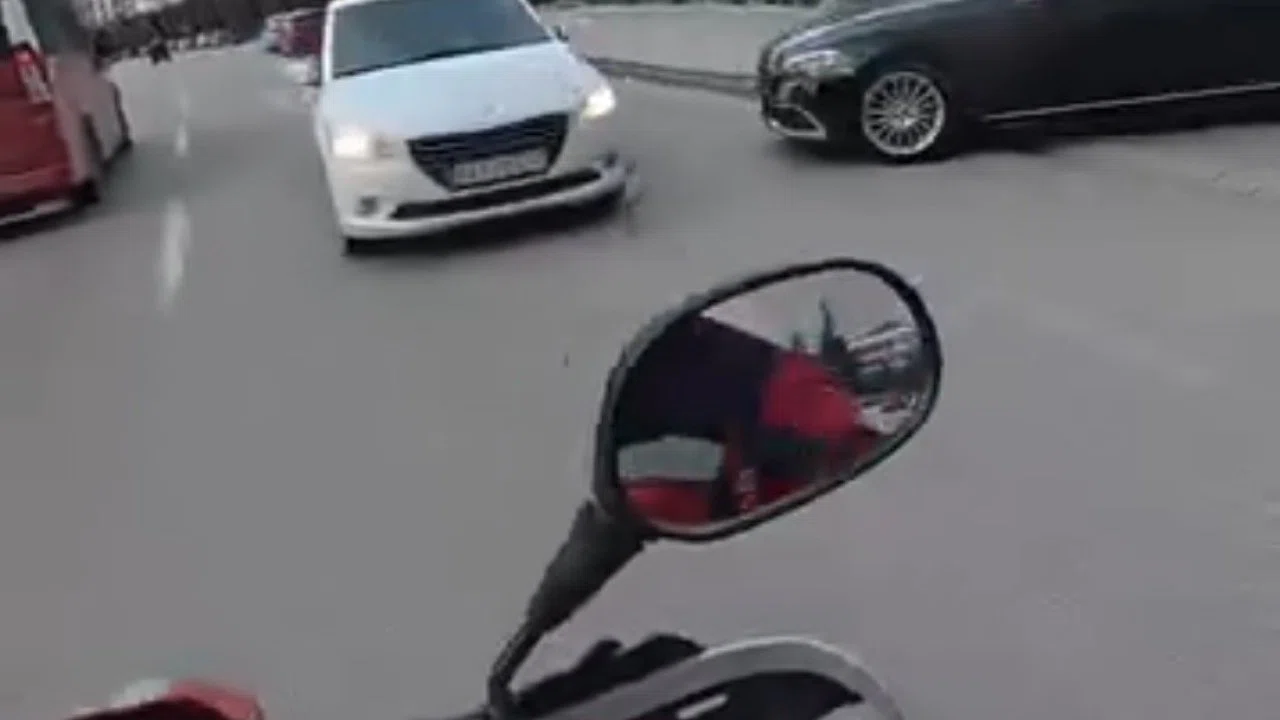 Caddede ters yöne giren otomobil trafiği tehlikeye attı