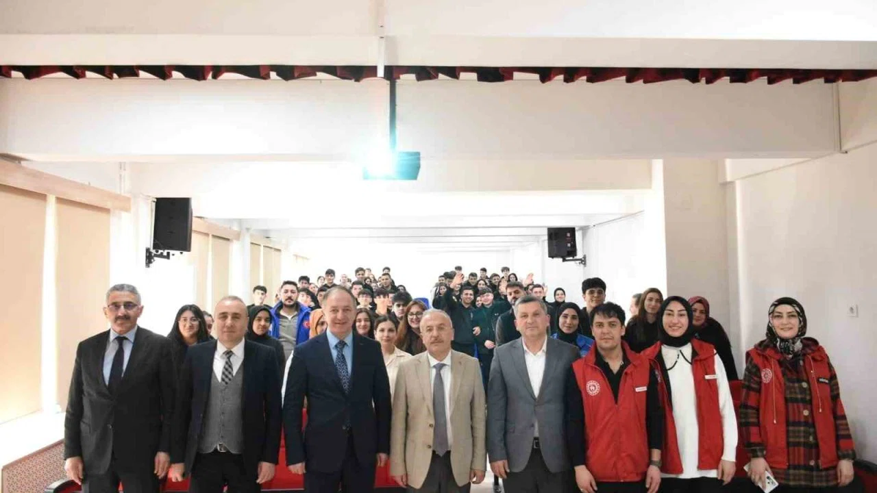 Çakmur; "Sizi başkanlarından ayıracak mutlak bir özelliğiniz olsun"