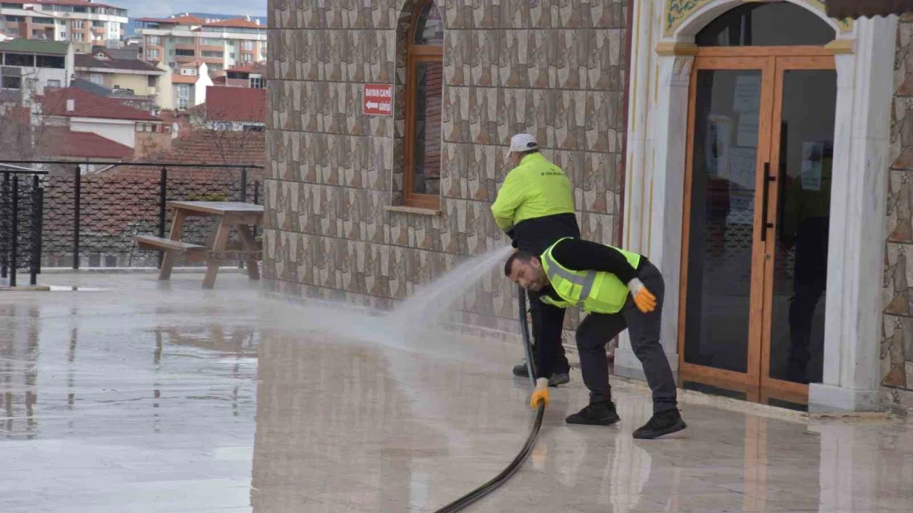 Camilerde Ramazan ayı temizliği yapıldı