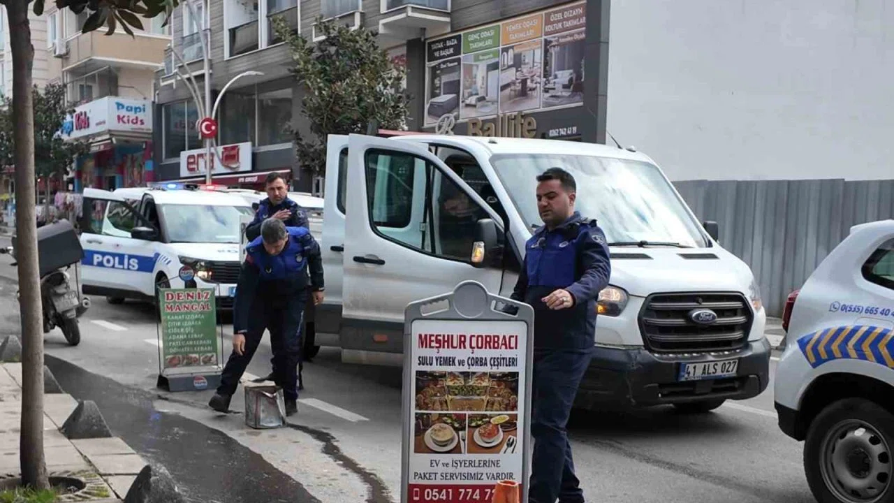 Çayırova’da kaldırım işgaline ceza
