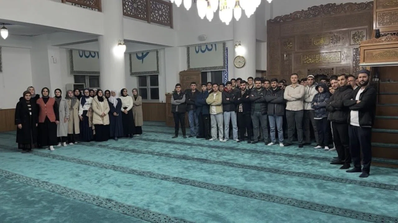 Çermik’te öğretmen ve öğrenciler teravih namazında buluştu