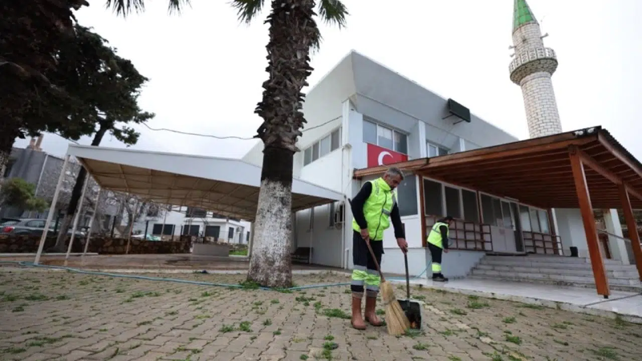 Çeşme Belediyesinden Ramazan öncesi camilerde kapsamlı temizlik