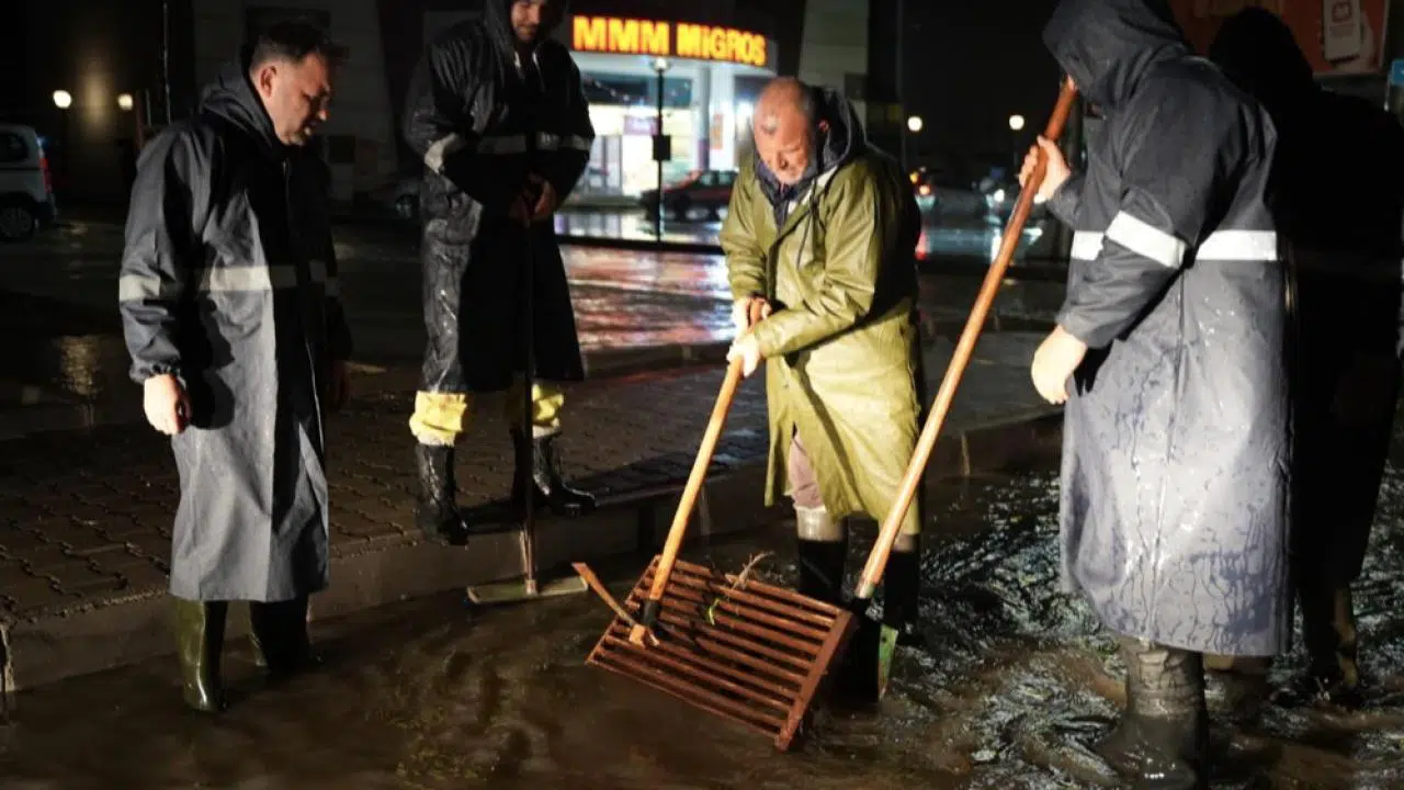 Çeşme’de şiddetli yağışa karşı kesintisiz mücadele