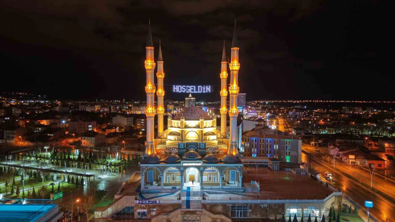 Çorum’da vatandaşlar ilk teravih için Akşemseddin Camii’ne akın etti