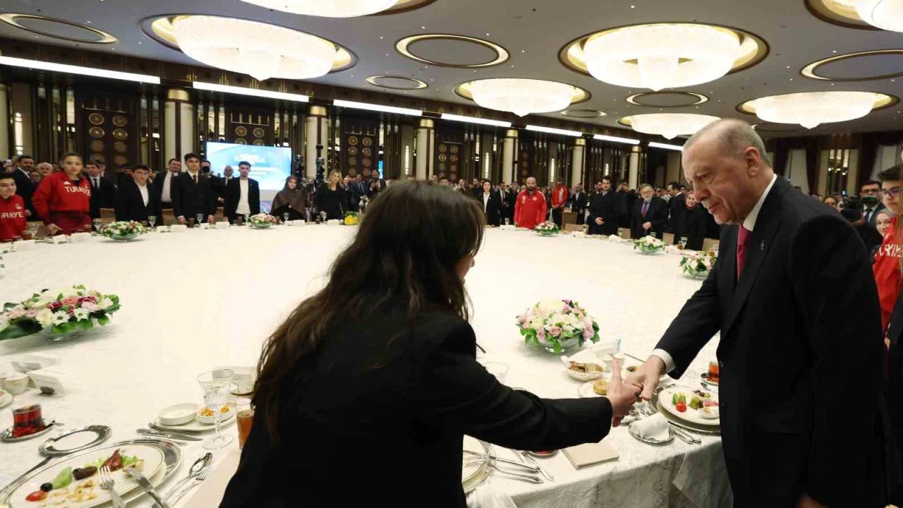 Cumhurbaşkanı Erdoğan: "Eski Türkiye’nin imtiyazlılarının, çatışma ve gerilimden beslenenlerin aranıza nifak sokmasına müsaade etmeyin"