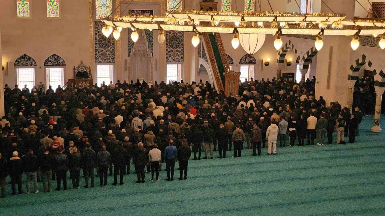 Cumhurbaşkanı Erdoğan’ın açtığı Uzun Mehmet Camii’nde Ramazan ayının ilk cuma namazı kılındı