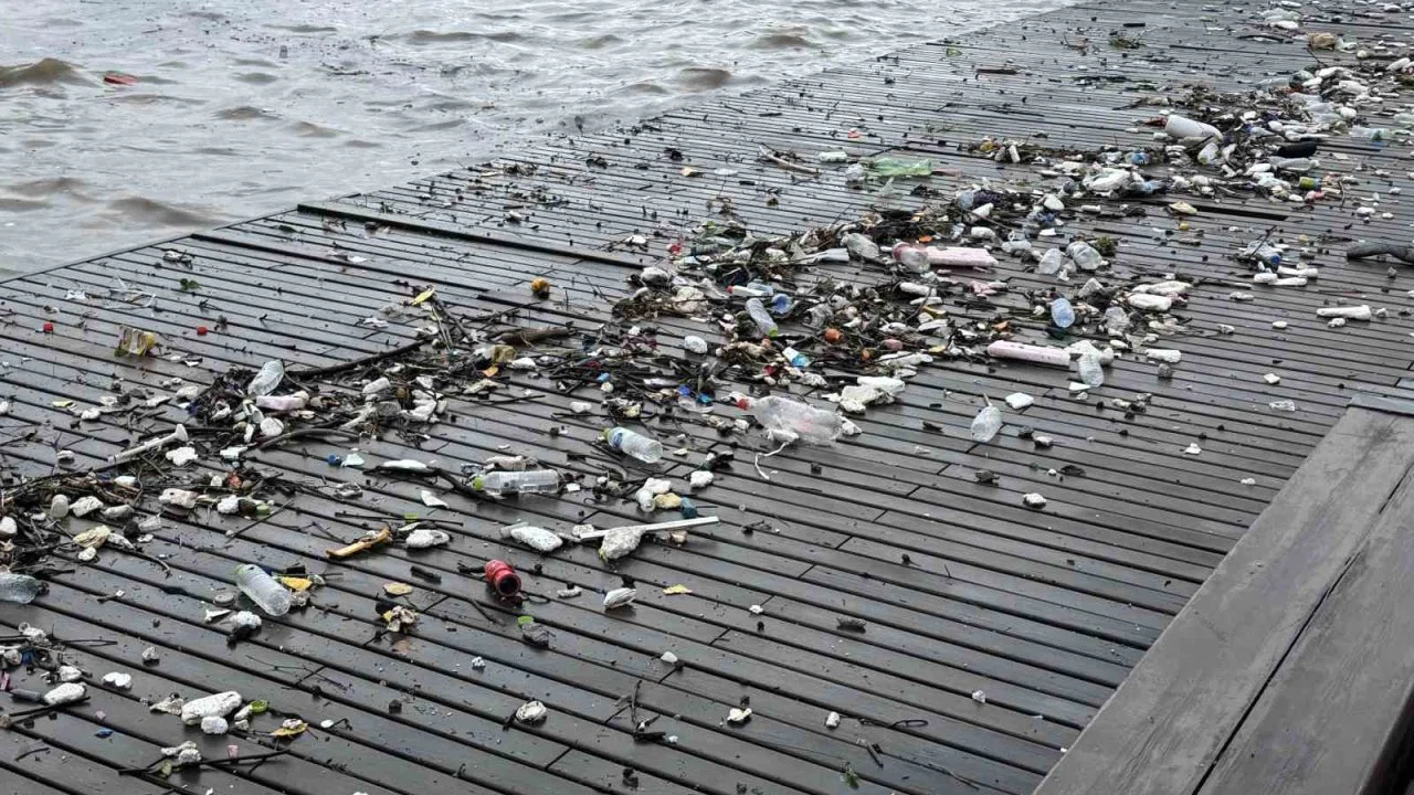 Dalgalarla sürüklenen plastik atıklar sahile vurdu