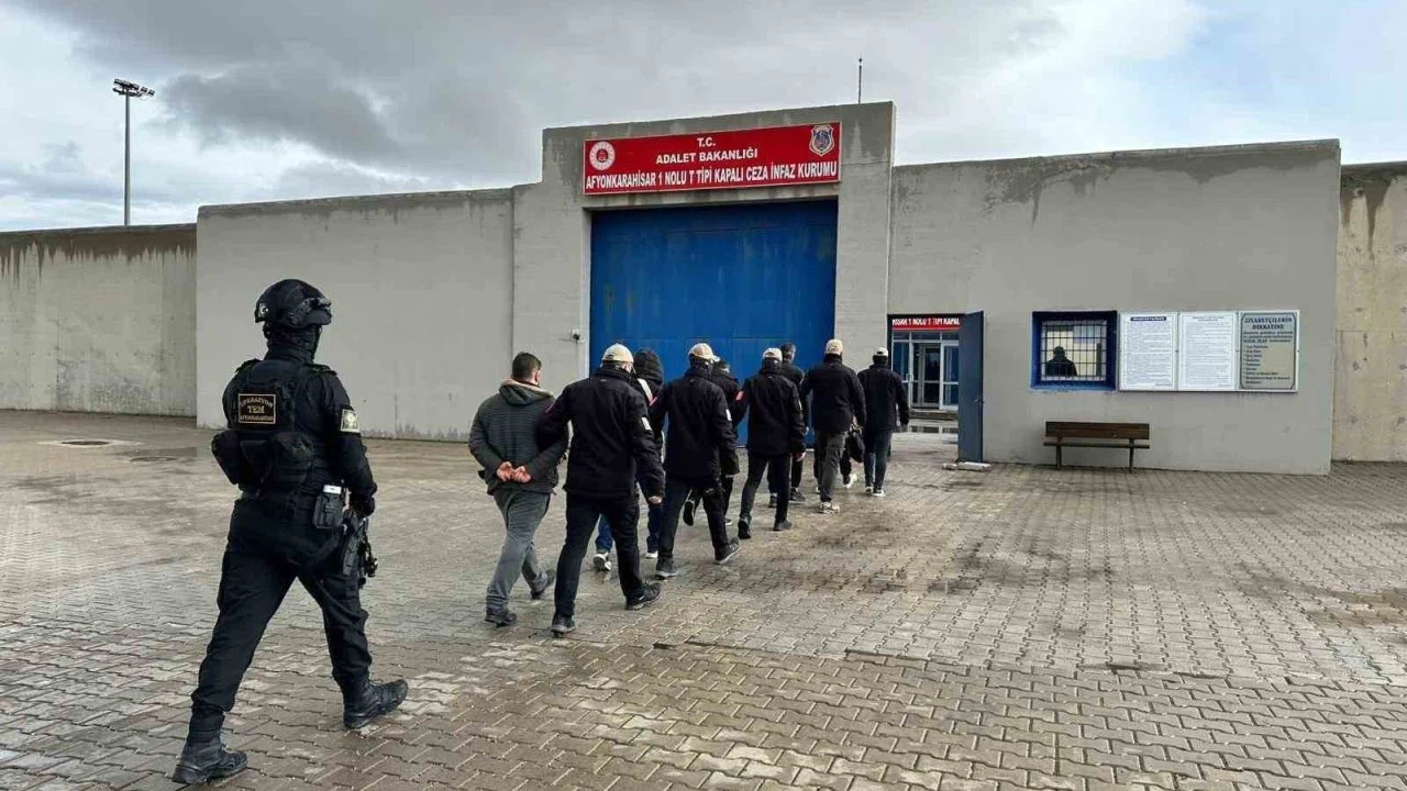 DEAŞ’ın İnterpol tarafından aranan sözde 7 yöneticisi Afyonkarahisar polisi tarafından yakalandı