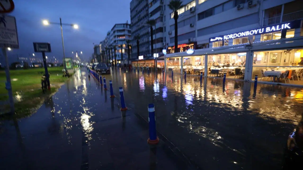 Deniz seviyesi 85 santimetreye yükseldi, Büyükşehir ekipleri sahada