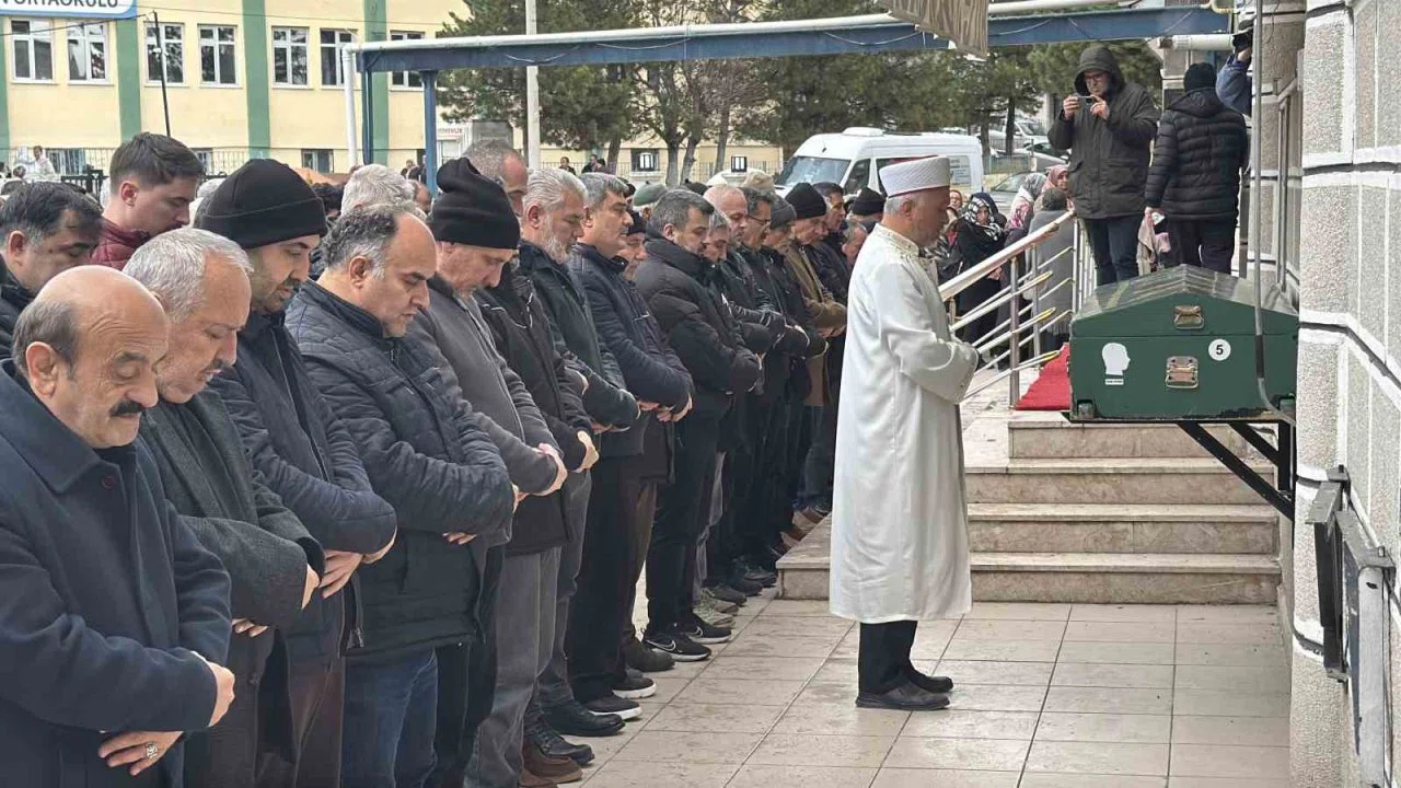 Denizde boğulan gencin cenazesi Karabük’te toprağa verildi