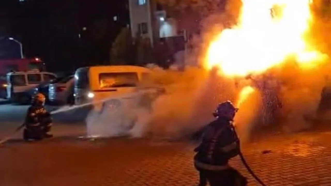 Denizli’de park halindeki araç alev alev yandı