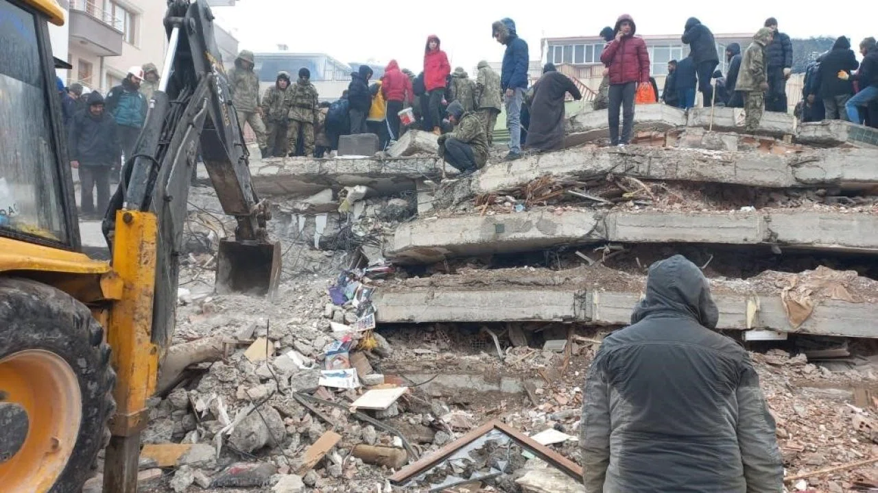Depremde yıkılan pasaj davasında beraat kararı