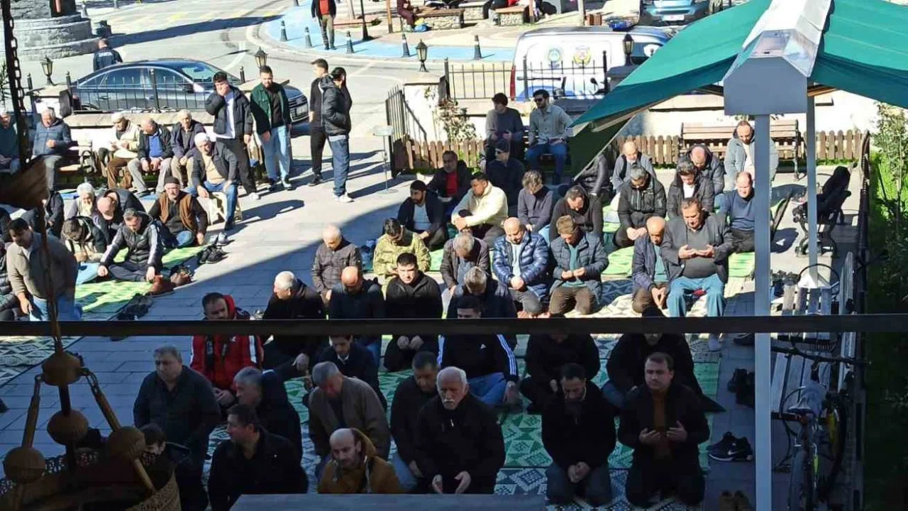 Devrek Ramazan ayının ilk Cuma namazı kılındı