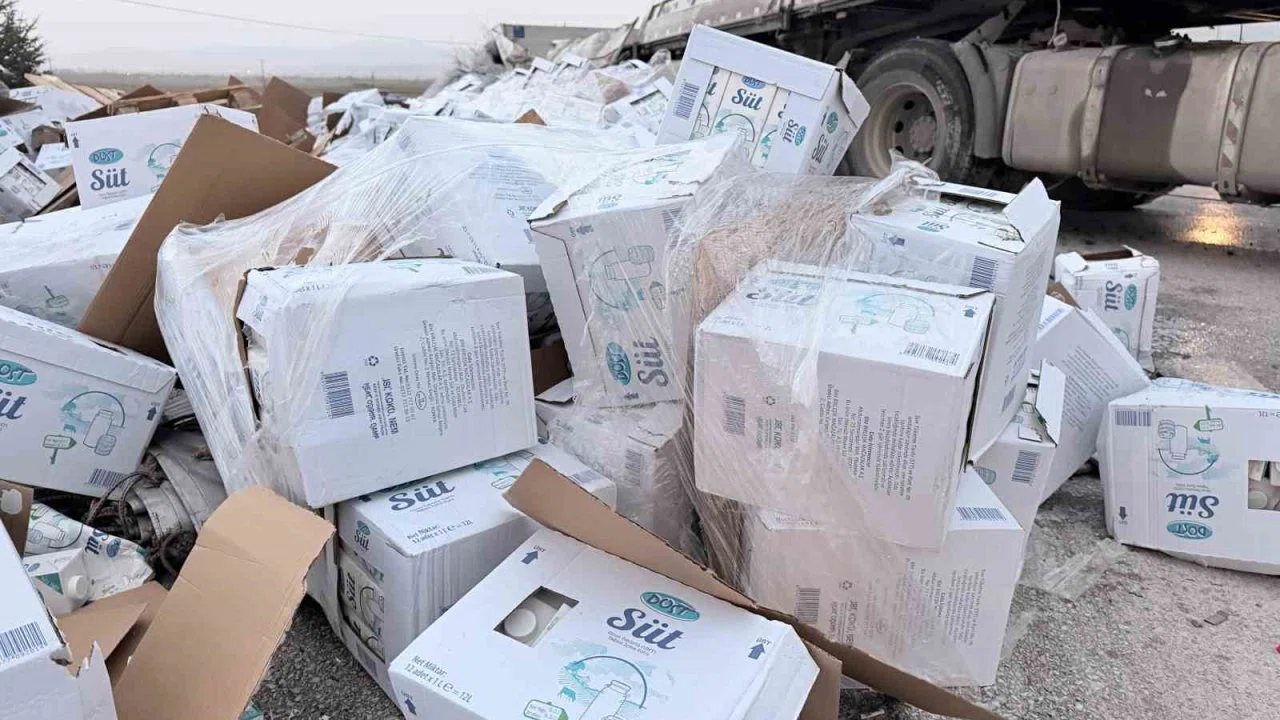 Devrilen tırdaki 25 ton süt çevreye dağıldı