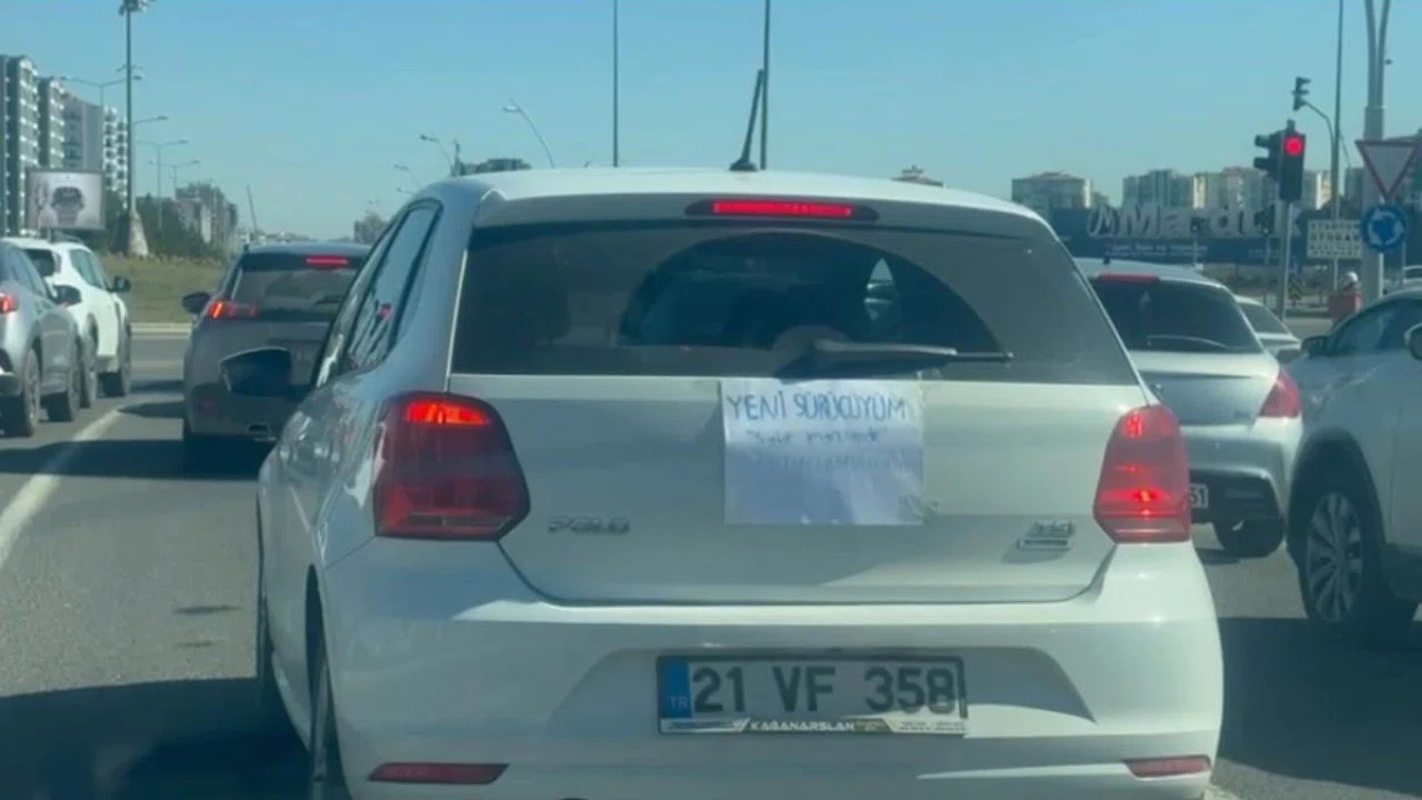 Diyarbakır’da kadın sürücü ’yeni sürücüyüm, sabır imandandır’ yazısıyla trafiğe çıktı