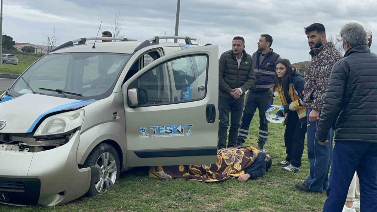 Dönel kavşakta direğe çarpan aracın sürücüsü yaralandı