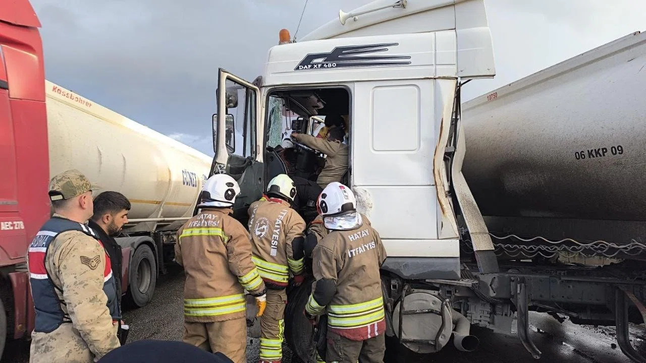 Dörtyol’da tırla çarpışan tankerin sürücüsü yaralandı