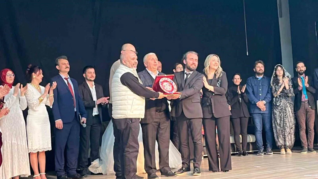 "Düğünümüz var Kütahya" tiyatro oyunu büyük beğeni aldı
