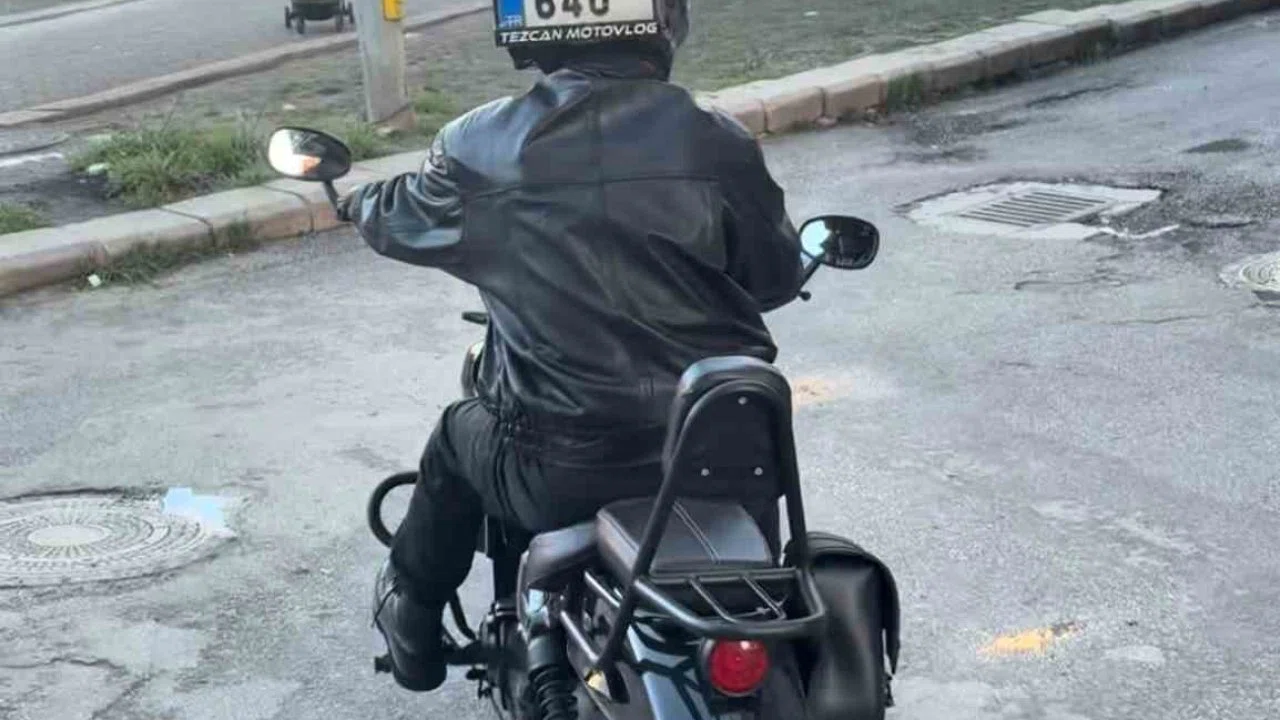 Düşen plakasını kaskına bantlayıp yoluna devam ettim
