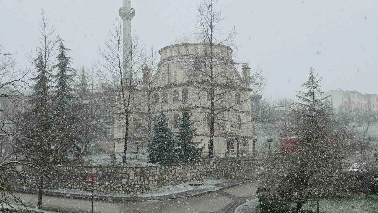 Düzce’de kar yağışı etkili oluyor