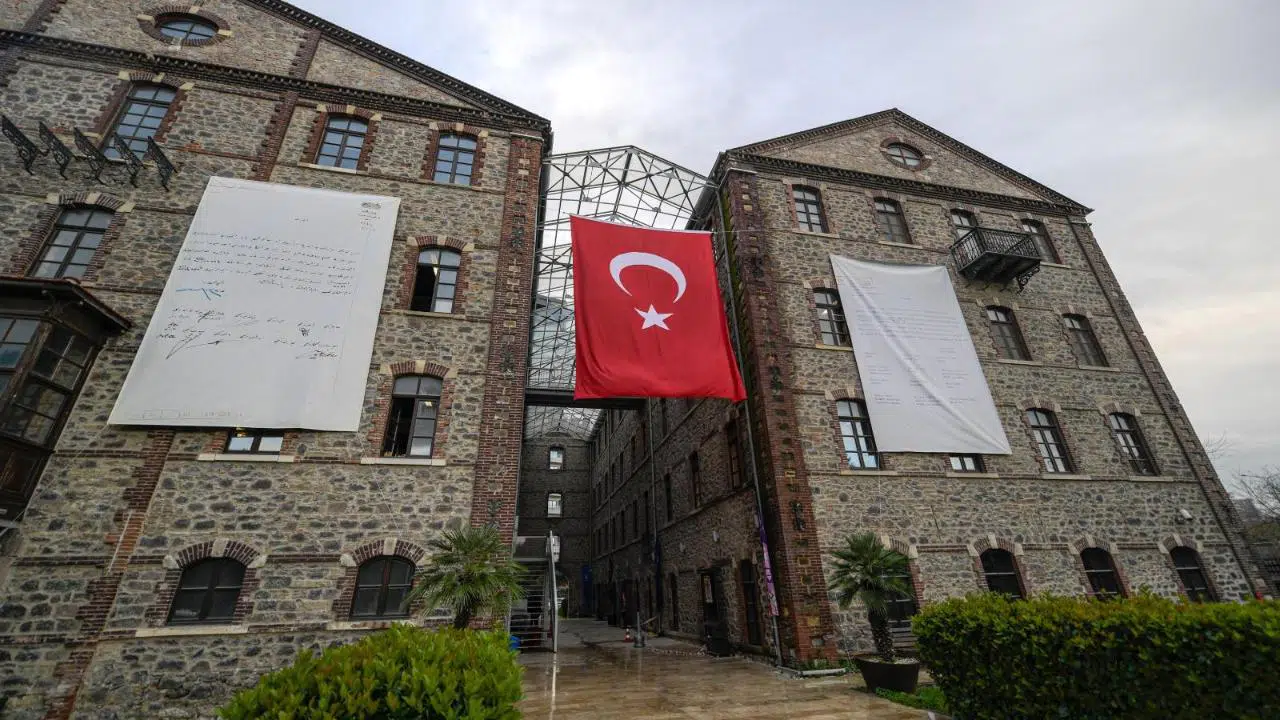 El koyma girişimine en güçlü yanıt:  Meslek Fabrikası’na Ata’nın imzaladığı belgenin görselleri asıldı